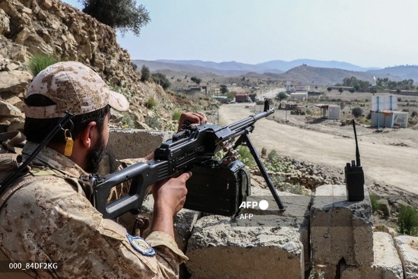 아프가니스탄과 파키스탄 국경 인근 도로에서 경계서는 탈레반 보안 요원. 사진제공/AFP통신