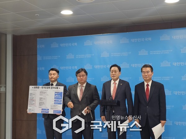 ▲국민의힘 김선교 의원은 25일 국회 소통관에서 기자회견을 열고, 양평 공무원 고 정의철 단월면장의 자살 사건과 관련해 특검의 강압 수사와 언론의 허위 보도를 강하게 규탄하고 “사람 목숨만큼 소중한 것이 무엇이냐”며 “특검의 강압 조사와 일부 언론의 왜곡 보도가 고인을 죽음으로 내몰았다”고 비판 사진=고정화 기자