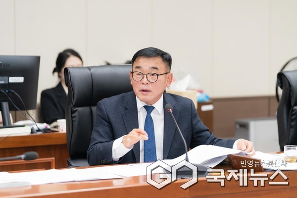 용인시의회 문화복지위원회 행정사무감사에서 질의하고 있는 윤원균 의원