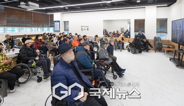 (사진/광명시 제공) 25일 장애인이음센터(금당로 47) 1층에서 ‘장애어르신 쉼마루’ 개소식을 진행하고 있다.