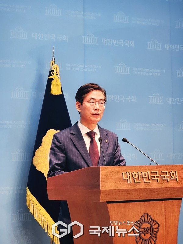 ▲국민의힘 조경태 의원은 25일 국회 소통관에서 기자회견을 열고, 민주당과 전재수 장관의 ‘북극항로’ 공약을 강하게 비판하며 “부산에 지금 필요한 것은 북극항로가 아니라 HMM, 산업은행, 청년 일자리”라고 강조 사진=고정화 기자