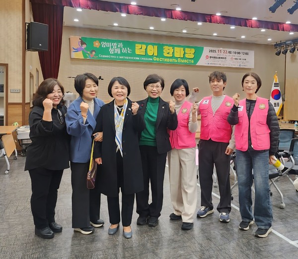 인천시의회 문복위 장성숙 의원은 최근 인천시간호사회가 주최한 ‘엄마맘과 함께하는 같이 한마당’ 행사에 참석해 다문화 가정과 의료 종사자들을 격려했다. 사진=인천시의회