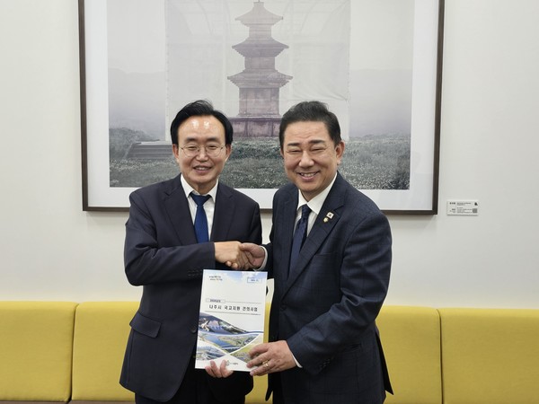 윤병태 나주시장(왼쪽)이 지난 24일 김병기 더불어민주당 원내대표(오른쪽)와 면담을 갖고 2026년 국고 지원 사업 설명하고 지원을 요청했다. 나주시