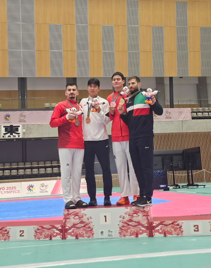 김포시청 태권도팀 이학성 선수가 11월 24일 일본 도쿄 나카노 종합체육관에서 열린 2025 도쿄 하계 데플림픽 태권도 +80kg급 결승에서 튀르키예 선수를 꺾고 금메달을 차지했다. (사진=왼쪽에서 두번째, 김포시 제공)