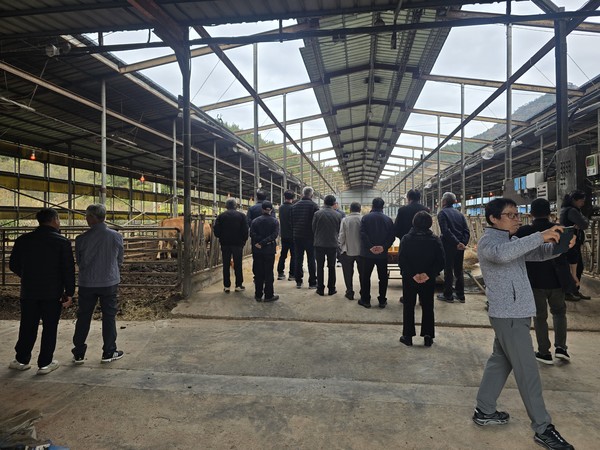 (사진=장수군)한우 연구회 견학 모습