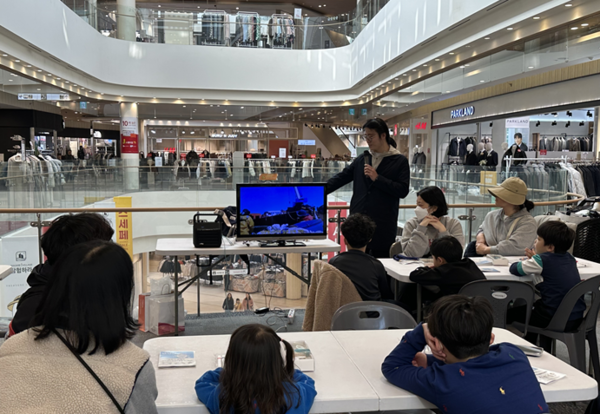 남극·북극 연구 경험에서 탄생한 교육형 캐릭터 '남빙이 프렌즈 with 클리야' 2차 체험 행사가 열린 스퀘어원에서 남빙이 및 클리야 프렌즈를 창작한 한동원 시민교수가 설명을 하고 있다. 사진=이병훈 기자