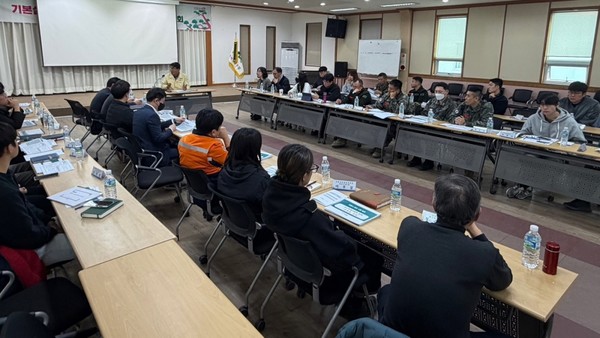 포항시는 25일 포항시 산림조합 대강당에서 유관기관 관계자 50여 명이 참석한 가운데 '2025년 포항시 소나무재선충병 지역방제협의회'를 개최했다. (사진 = 포항시)