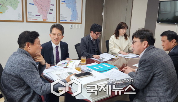 유정근 영주시장 권한대행이 예결위 간사 박형수 의원에게 설명하고 있는 모습