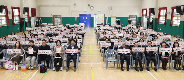 인천시교육청은 24일 항공우주산학융합원에서, 25일 백석중학교에서 학부모 400여 명을 대상으로 '학부모와 함께하는 경청·동행 콘서트'를 개최했다. 사진=인천시교육청