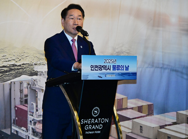 유정복 인천시장이 25일, 연수구 쉐라톤호텔에서 열린 '2025년 인천광역시 물류의날 '에서 축사를 하고 있다. 사진=인천시