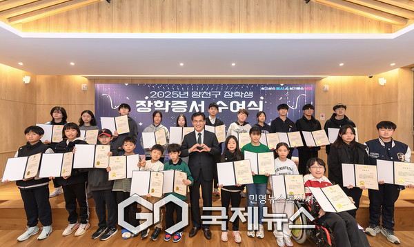 장학생들과 기념촬영 중인 이기재 양천구청장 [사진제공=양천구청]