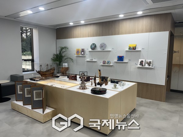 굿즈 전시 전경 ⓒ 한국장애인문화예술원 제공