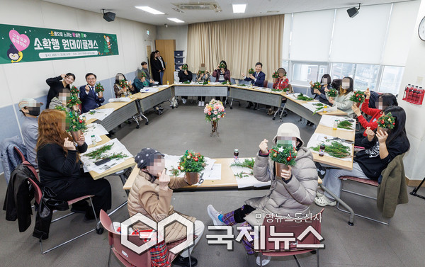 진교훈 서울 강서구청장이 25일(화) 강서구 가족센터에서 열린 ‘크리스마스 트리 만들기’ 수업에서 참여자들과 기념촬영을 하고 있다. [사진제공=강서구청]