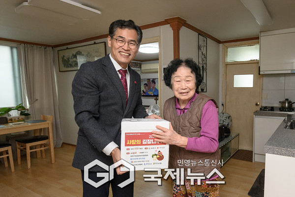 이기재 양천구청장이 수혜가구를 방문해 김장김치를 전달하고 있는 모습 [사진제공=양천구청]