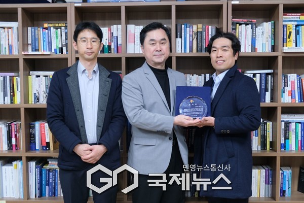 보건복지부공무원노동조합 정승문 위원장(오른쪽)이 김종민 국회의원(가운데)에게 감사패를 전달 후 함께 기념촬영을 하고 있다. [사진제공=보건복지부공무원노동조합]