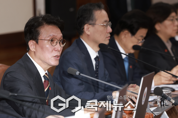 김민석 국무총리가 25일 세종대로 정부서울청사에서 열린 국무회의를 주재, 모두발언을 하고 있다.