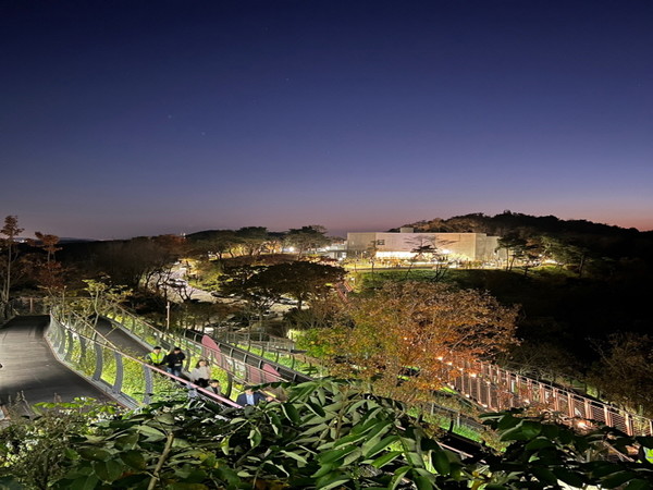 애기봉평화생태공원 야간 전경 (김포시 제공)