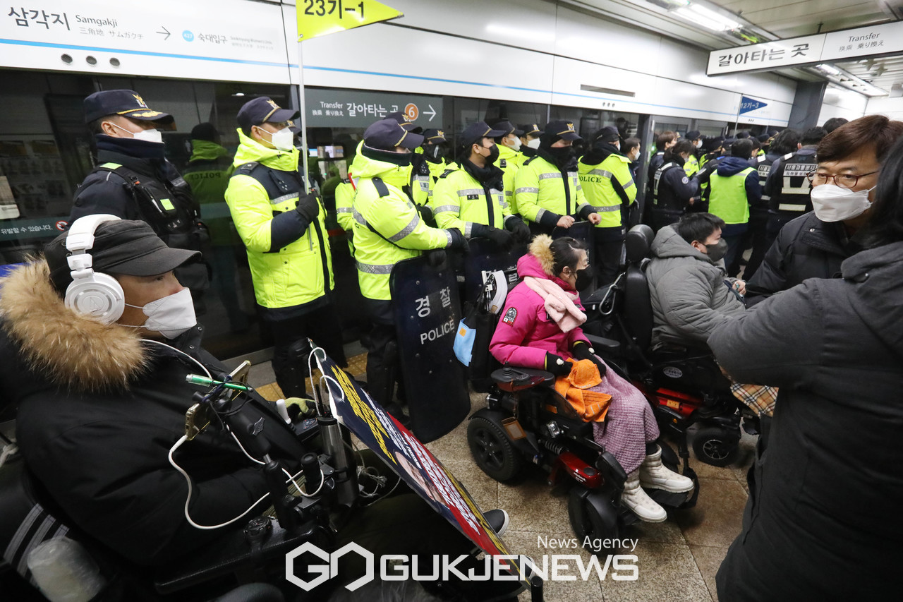 전장연 단체 시위 모습 (사진=국제뉴스DB)