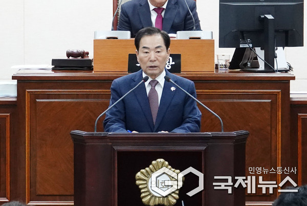 (사진제공/창녕군) 성낙인 창녕군수가 25일 제325회 창녕군의회 제2차 정례회에서 내년도 군정방향을 제시하는 시정연설을 하고있다.