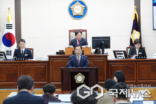 (사진제공/창녕군) 성낙인 창녕군수가 25일 제325회 창녕군의회 제2차 정례회에서 내년도 군정방향을 제시하는 시정연설을 하고있다.