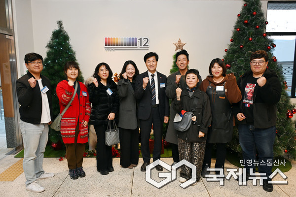 (사진제공/밀양시) 안병구의 소통하기 좋은 날 열 번째 간담회 참석자들이 기념 촬영을 하고 있다.