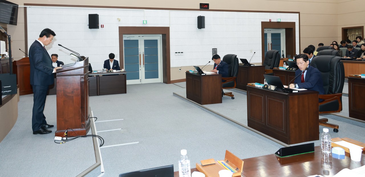 박범인 군수는 25일 군의회 시정연설을 통해 8,050억 원 규모의 2026년도 예산안을 제출했다(금산군)