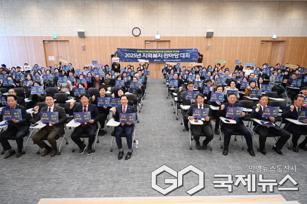 (사진제공/창녕군)  성낙인 창녕군수가 지역복지 한마당대회에 참석해 단체 기념촬영을 하고 있다.