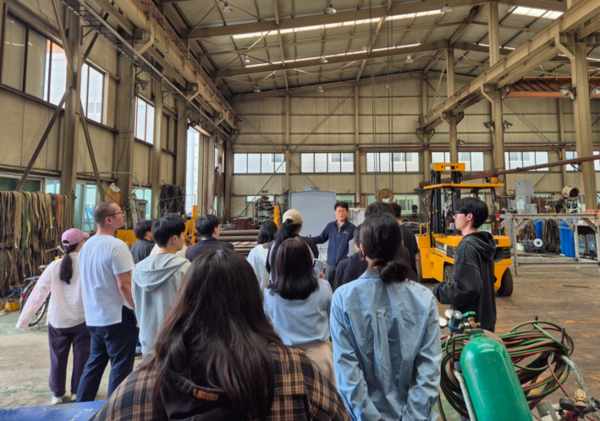 남동구의 구직 단념 청년들의 재도약을 돕는 '2025 청년 도전 지원사업' 프로그램 중 참가자들이 기업 탐방에 나서고 있다. 사진=남동구