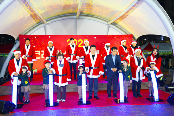 인천 중구의회는 지난 22일, 영종하늘도시 별빛광장에서 열린 '2025 크리스마스트리 축제(영종) 점등행사'에 참석해 지역주민들과 소통했다. 사진=중구의회