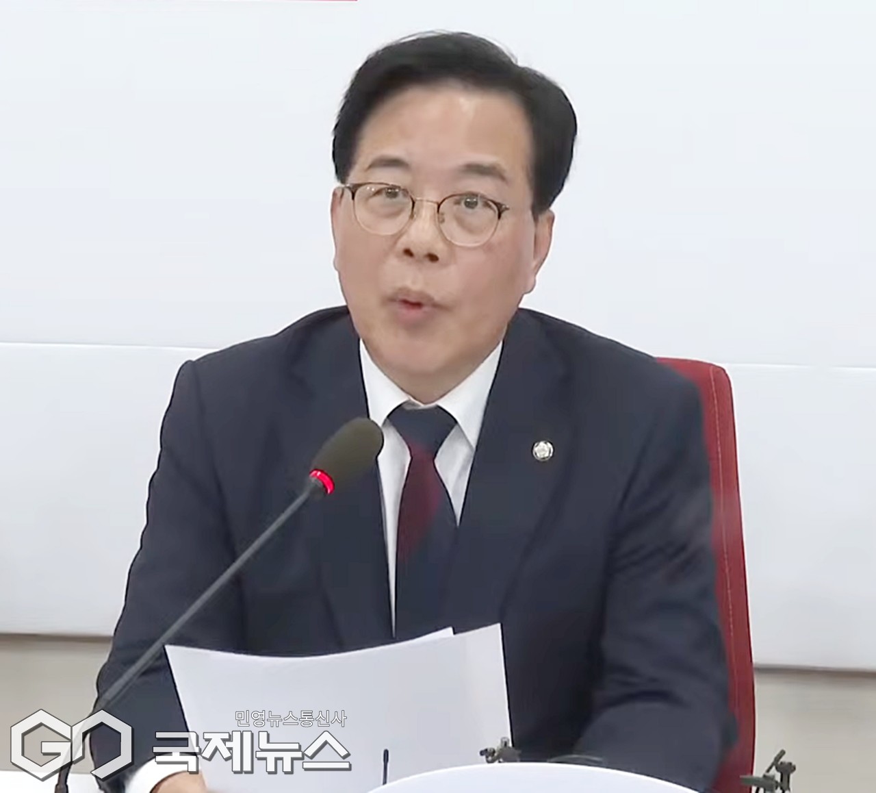 ▲송언석 국민의힘 원내대표는 26일 오전 국회에서 현안 관련 기자간담회를 열고 더불어민주당이 주장하는 대장동 항소 포기 외압 관련 국정조사 진행할 수 있다는 뜻을 밝히고 있다./사진=이용우 기자