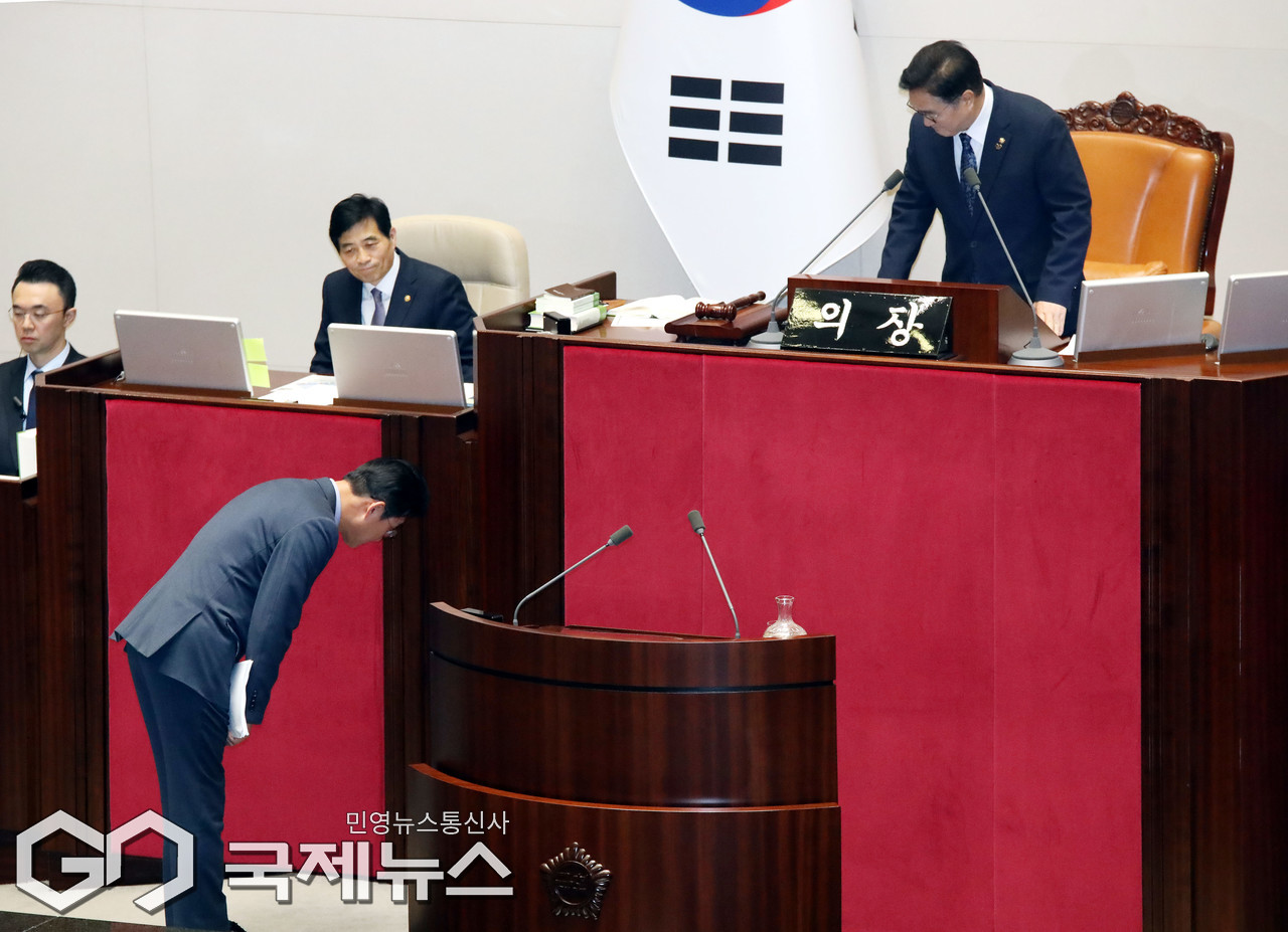 필리버스터 마친 노종면 의원 의장에게 인사 < 포토뉴스 < 포토 < 기사본문 - 국제뉴스