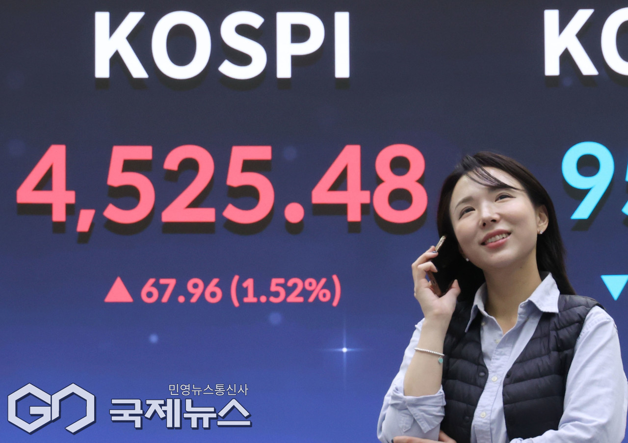 코스피, 사상 첫 4500선 돌파 < 포토뉴스 < 포토 < 기사본문 - 국제뉴스