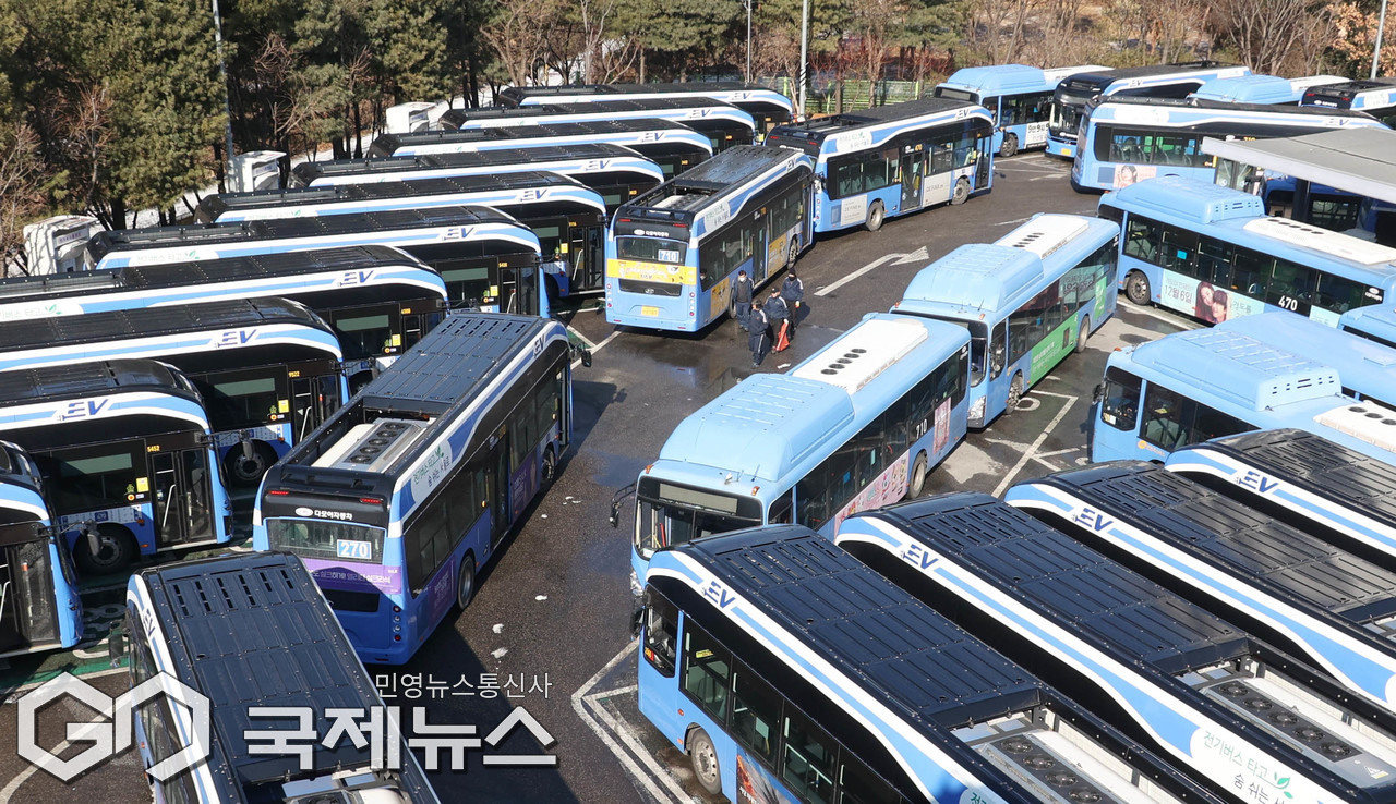 운행 멈춘 시내버스 < 포토뉴스 < 포토 < 기사본문 - 국제뉴스