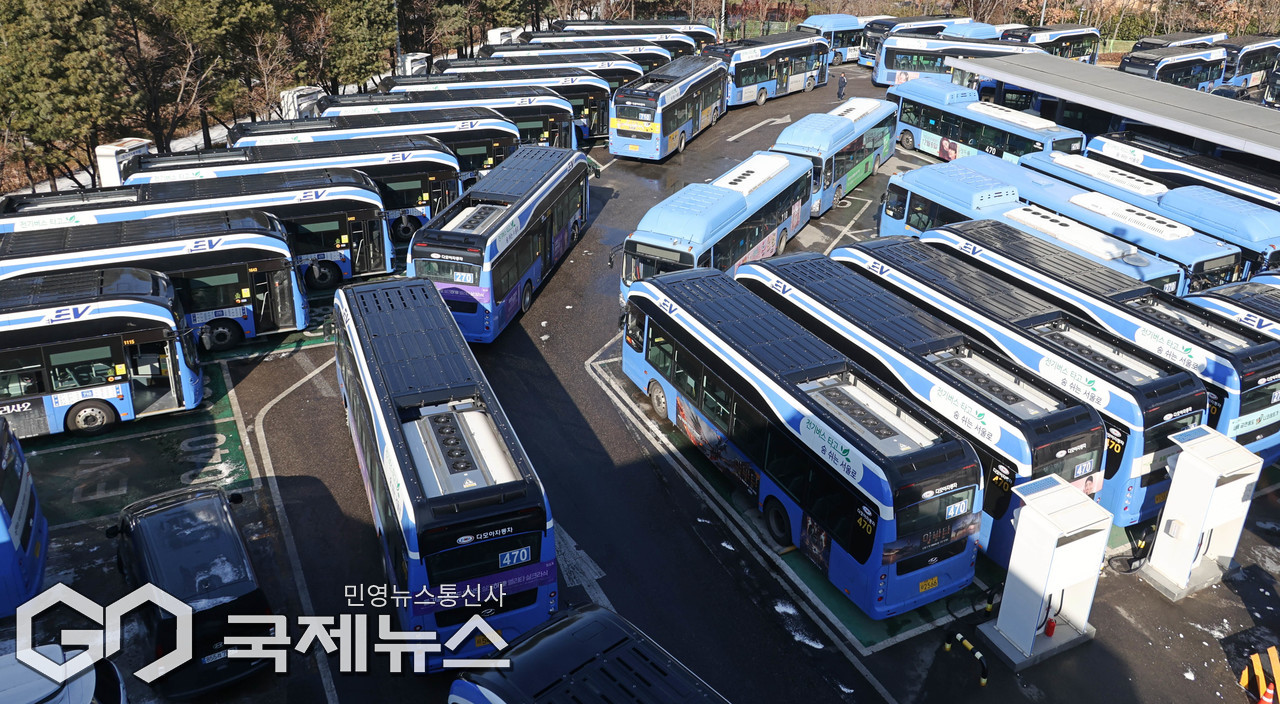 운행 멈춘 버스로 빼곡한 차고지 < 포토뉴스 < 포토 < 기사본문 - 국제뉴스