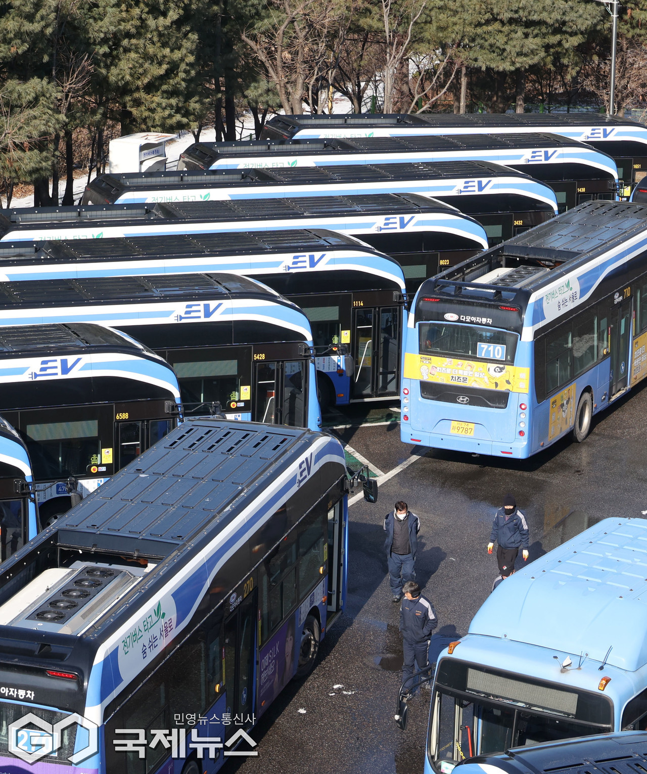 운행 멈춘 버스로 빼곡한 차고지 < 포토뉴스 < 포토 < 기사본문 - 국제뉴스