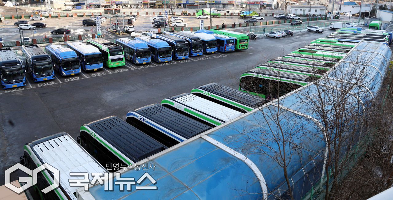 차고지에 멈춰선 서울 시내버스 < 포토뉴스 < 포토 < 기사본문 - 국제뉴스