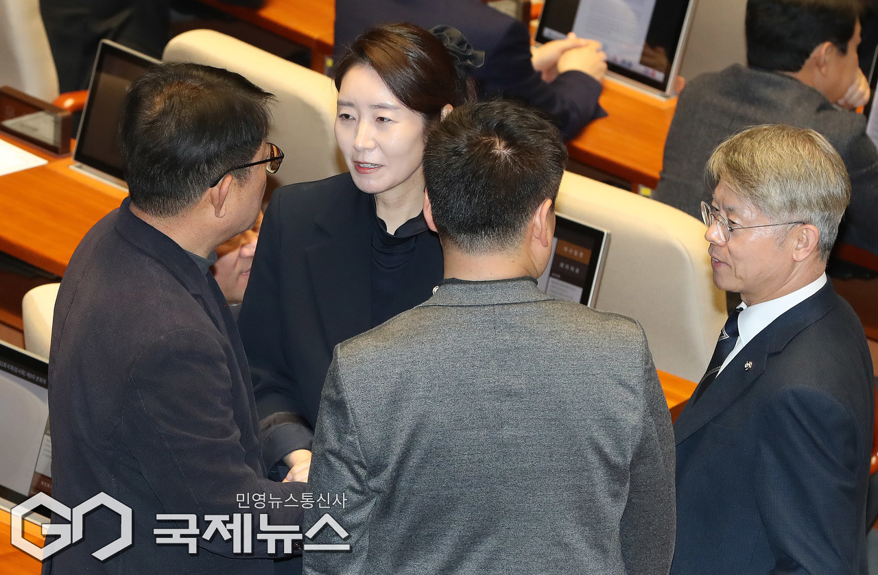동료 의원들과 인사하는 강선우 의원