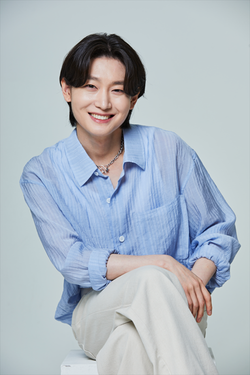 ** 로또 6/45 황금손: 트로트 황태자 김용빈의 '나눔의 기적'이 가져올 행운!
**