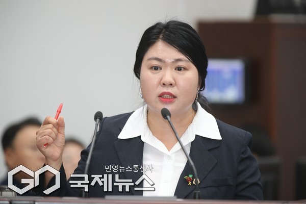 더불어민주당 정다운 의원(비례대표)은 3일 열린 제주특별자치도의회 제454회 제1차 정례회 제2차 본회의 도정질문에서 위성곤 제주도지사를 상대로 제주형 안전망 구축 방안을 집중적으로 물었다.[사진=제주도의회]