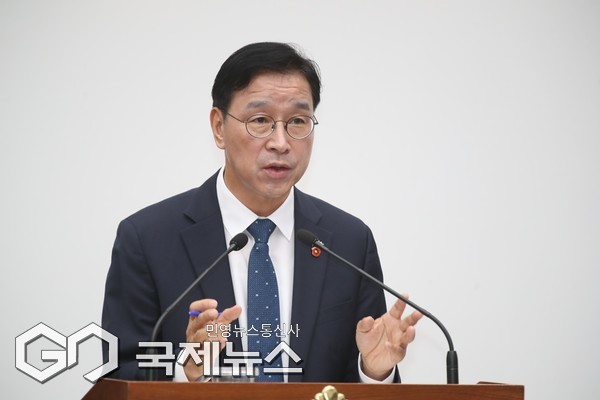 위성곤 제주도지사는 위험지역을 알리는 시설을 확충하고 필요한 지역에 CCTV를 확대하겠다며, 유선 통신망 설치가 어려운 곳에는 무선 방식을 활용하는 방안도 추진하겠다고 답했다.[사진=제주도의회]
