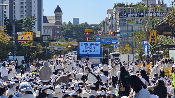 경기도어린이집연합회가 6일 경기도청 앞 도로에서 보육예산 정산화와 추경예산 즉각 편성을 촉구하는 집회를 하고 있다. 사진=권영민 기자