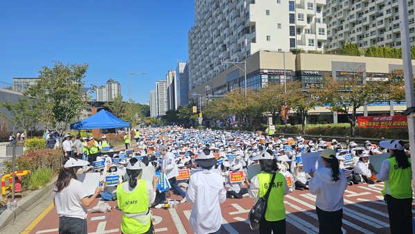 경기도어린이집연합회가 6일 경기도청 앞 도로에서 보육예산 정산화와 추경예산 즉각 편성을 촉구하는 집회를 하고 있다. 사진=권영민 기자