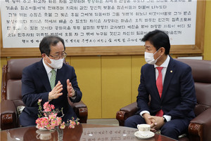 Rep. Lee Ju-hwan meets Busan Superintendent Kim Seok-joon and requests the establishment of’Geoje District 2 Elementary School’
