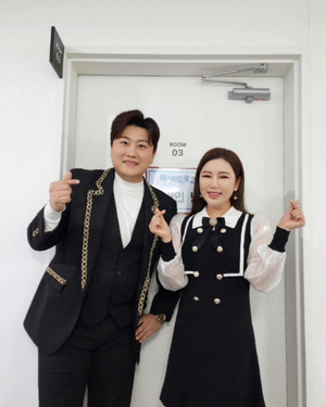 가수 <b>송가인</b>, 김호중과 결혼설 <b>해명</b> "<b>가짜뉴스</b> 근절돼야"