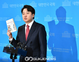 <b>윤석열</b> 입당 전 <b>녹취록</b> 일파만파 "이준석 까불어봤자 3개월짜리"