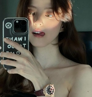 <b>한소희</b>, 혀 내민 채 섹시한 자태...<b>성형</b>설 납득되는 콧대