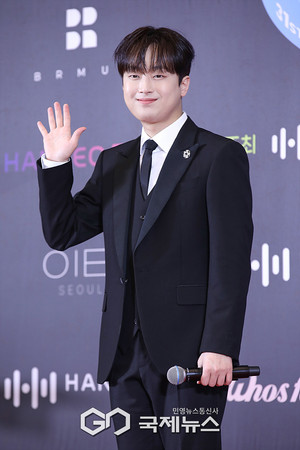 "이 영광 찬스에게" <b>이찬원</b>, '<b>한터뮤직어워즈</b>' 포스트 <b>제너레이션</b> 상 수상