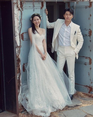 "벌써 <b>2주년</b>" <b>손예진</b>·<b>현빈</b> 두번째 결혼기념일 자축...선남선녀 웨딩화보