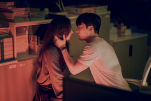 '<b>졸업</b>' <b>정려원</b>·위하준 숨막히는 난로 <b>키스</b> 1초전