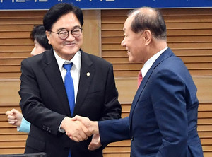 <b>우원식</b> <b>국회의장</b>과<b>황우여</b> 국민의힘 비대위원장 인사